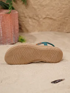 Detailansicht der rutschfesten Gummisohle der böhmischen flachen Strandsandale, Größe 37