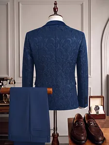 Rückansicht eines blauen Herrenanzugs mit Rosen-Jacquardmuster und passender Hose
