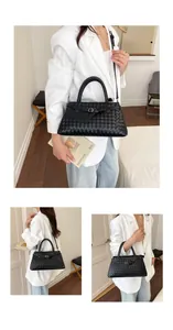 Detaillierte Ansicht einer schwarzen gewebten Handtasche kombiniert mit weißem Blazer