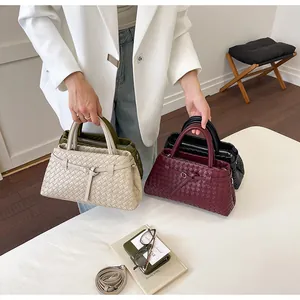 Detailansicht gewebter Handtaschen in mehreren Farben für stilvolles Pendeln und Reisen