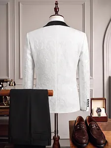 Rückansicht eines weißen Jacquard-Smokings mit schwarzer Hose für formelle Anlässe