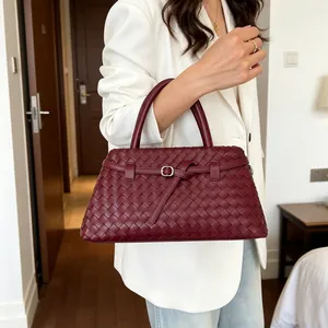 Elegante bordeauxrote geflochtene Handtasche, minimalistische große Tragetasche für Damen