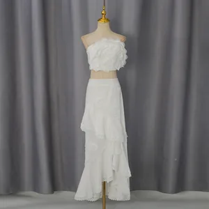 Ensemble de plage blanc deux pièces avec top floral 3D et jupe en dentelle à volants