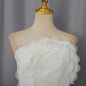 Gros plan sur les détails de dentelle florale 3D exquise de ce haut bustier blanc