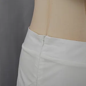 Gros plan détaillé montrant la fermeture éclair invisible d'une jupe de plage blanche