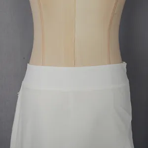 Détail de la taille de l'élégante jupe de plage blanche sur un mannequin de mode
