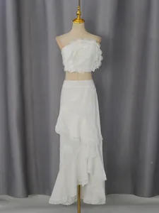 Ensemble deux pièces de plage blanc élégant avec bandeau fleur en dentelle 3D et jupe à volants.