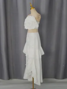 Ensemble de plage blanc avec haut à fleurs 3D et jupe asymétrique en dentelle à volants