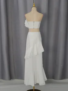 Ensemble de plage deux pièces blanc avec haut bustier et jupe longue à dentelle