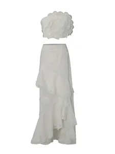 Ensemble de plage blanc élégant avec haut à fleurs 3D et jupe longue à volants dentelle.