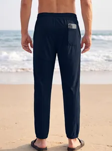 Vista trasera detallada de pantalones casuales azul marino para hombre con bolsillo playa