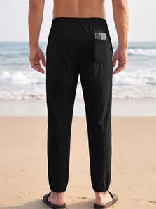 Vista trasera de pantalones jogger negros para hombre con bolsillo y tela texturizada