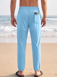 Vista trasera detallada de pantalones jogger azul claro para hombre con cintura elástica