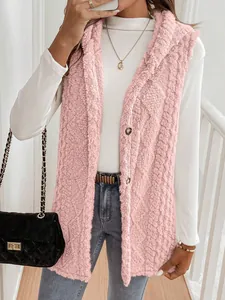 Vue détaillée du gilet à capuche en polaire sherpa rose pour femme avec boutons