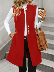 Vista dettagliata di un elegante gilet di lana rosso senza maniche con un dolcevita bianco.