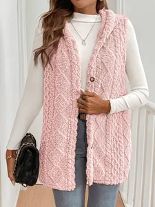 Vue rapprochée d'un gilet à capuche en peluche rose avec texture à motif de losanges doux