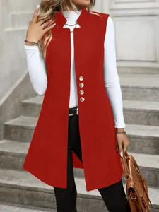 Dettaglio di un gilet lungo senza maniche in lana rossa con bottoni dorati chic.