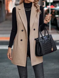 Dettaglio di un gilet lungo beige da donna a spina di pesce con borsa nera