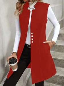 Elegante gilet lungo in lana rossa da donna indossato da una modella all'aperto