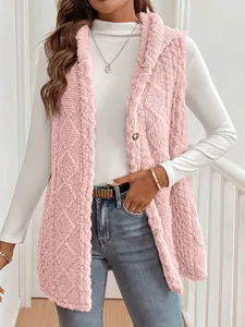 Vue détaillée d'un gilet à capuche rose en peluche doux avec motif de losanges