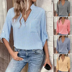 Blouse à rayures verticales pour femmes avec col en V montrant diverses options