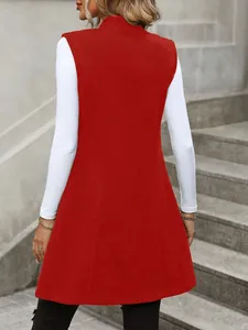 Vista posteriore dettagliata di un elegante gilet lungo in lana rossa per donna
