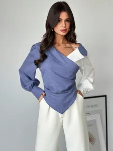 Blouse cache-cœur bicolore bleue et blanche avec manches bouffantes et col à revers
