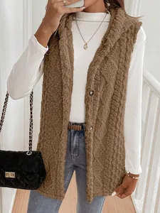 Vue détaillée d'un gilet à capuche en peluche marron double face pour femme sur un mannequin