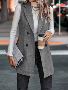 Primo piano di un elegante gilet lungo grigio a spina di pesce con doppio petto.