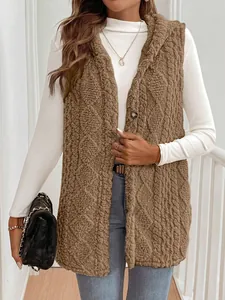 Vue détaillée d'un gilet à capuche en peluche marron pour femme avec motif texturé