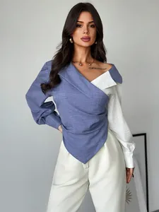 Détail de chemise croisée asymétrique élégante avec col à revers et manches lanternes