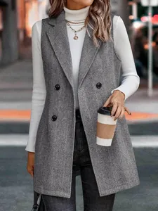Dettaglio dell'elegante gilet da donna senza maniche con motivo a spina di pesce