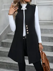 Gilet lungo senza maniche in lana nera elegante per donna in vista di dettaglio