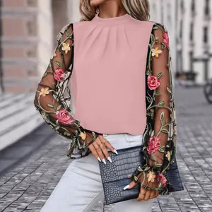 Detailansicht der zarten Stickerei an den Mesh-Ärmeln dieser rosafarbenen Bluse.