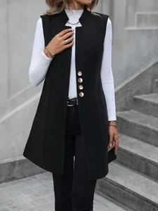 Elegante gilet blazer lungo nero in lana da donna indossato sopra un dolcevita bianco puro.