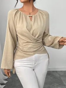 Élégante blouse croisée beige à manches longues pour femmes avec détails perlés