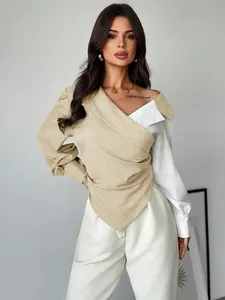 Chemise élégante à manches longues asymétrique avec revers et cache-cœur beige et blanc
