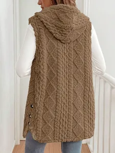 Vue arrière détaillée d'un gilet à capuche en peluche marron pour femme à motifs losanges