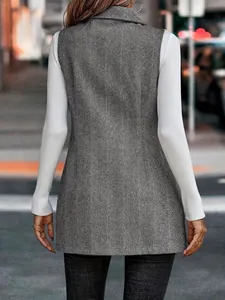 Vista posteriore dettagliata di un elegante gilet lungo da donna a spina di pesce