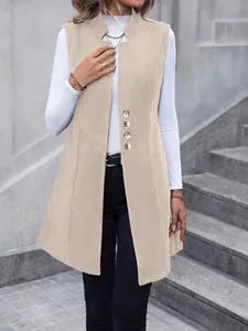 Vista dettagliata di un elegante gilet di lana beige senza maniche su una modella esterna