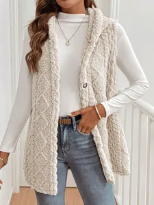 Vue détaillée du gilet à capuche en peluche crème pour femme avec motif de losanges