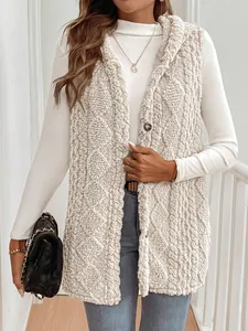 Détail d'un gilet à capuche en peluche texturée beige pour femme sur un mannequin