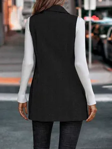 Vista posteriore dettagliata di un elegante gilet da donna nero a spina di pesce
