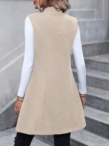 Vista posteriore di un lungo gilet senza maniche kaki con eleganti cuciture sartoriali