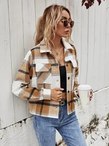 Stylish women's cropped plaid shacket with pockets for autumn and winter fashion style.