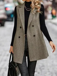 Dettaglio dell'elegante gilet doppiopetto a spina di pesce da donna in stile street