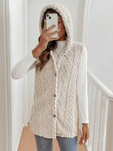 Gilet à capuche en peluche double face pour femme avec boutons et texture en losange.