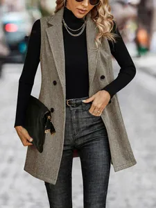 Dettaglio di un gilet blazer smanicato da donna a spina di pesce in elegante stile street.