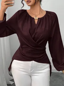 Détail du chemisier bordeaux à manches longues pour femme avec taille nouée et col perlé