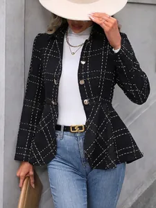 Detalle de una chaqueta de tweed negra con cuadros jacquard y un volante en el bajo